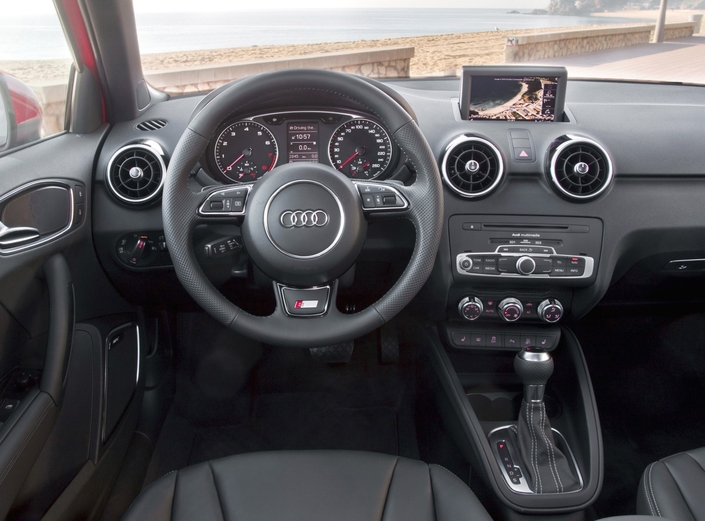 Une planche de bord remarquable équipe l'Audi A1 : élégante, ergonomique et extrêmement bien finie. Toutefois, la clim reste monozone.