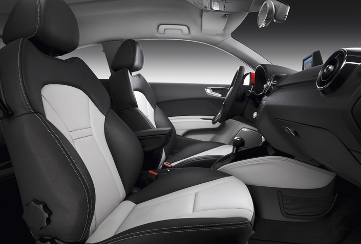 Belle sellerie à l'avant de l'Audi A1, ici en 2011, où les passagers sont très à l'aise.