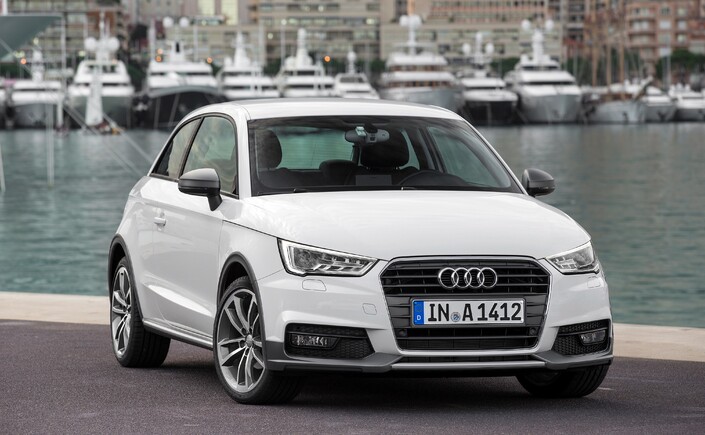 Fin 2014, l'Audi A1 évolue : projecteurs revus, calandre agrandie, nouveaux boucliers... Sous le capot, le 1.4 TFSI de 185 ch est remplacé par un 1.8 TFSI de 192 ch.