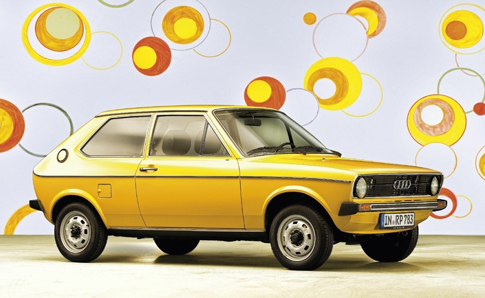 En 1974, l'Audi 50 a marqué l'entrée de VAG dans la catégorie des citadines. En 60 ch, elle offrait de bonnes performances et sa qualité générale constituait une référence dans son segment. Déjà !