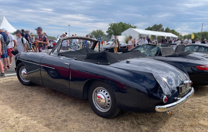 A l'arrière, la Bristol 405D exhibe de drôles d'ailerons, satisfaisant à une mode en vigueur dans les années 50.