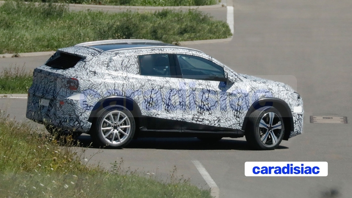 Le camouflage masque bien les lignes du futur SUV Mercedes GLA, mais on peut distinguer le profil relativement dynamique du modèle avec une hauteur légèrement réduite et une ligne de toit fuyante.