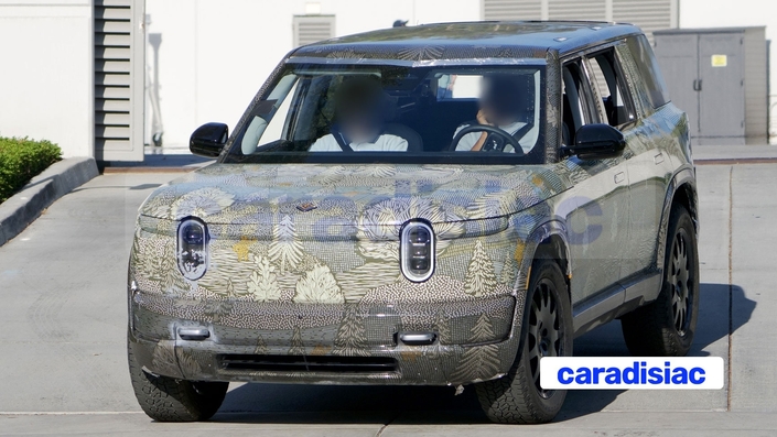 Avec ces projecteurs verticaux à l’avant, le Rivian R2 a des airs de gros jouet d’enfant. Mais il ne faut pas se fier à son apparence, car ce modèle devrait être doté de batteries de grande capacité et de moteurs puissants. Il y a de quoi être performant sur la route comme sur la terre.