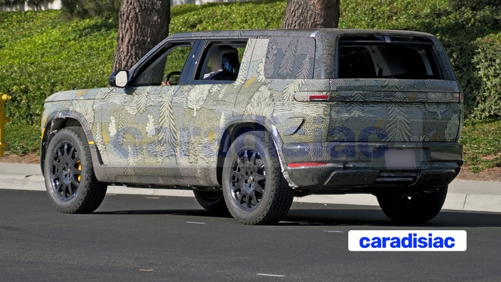 Particularité du Rivian R2, sa lunette arrière qui peut s’ouvrir pour faciliter le chargement sans que le hayon soit entièrement relevé. Par rapport au Tesla Model Y qui deviendra son concurrent, le Rivian R2 devrait afficher de meilleures capacités en tout-terrain.