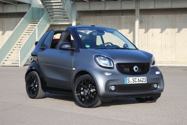 La Smart Fortwo cabriolet arrive en concession : elle fait payer cher ses services