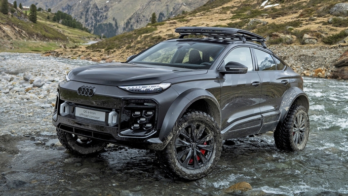 Allure de 4x4 de compétitions pour l’Audi Q6 e-tron offroad concept qui développe 518 ch, grâce à deux moteurs électriques (un à l’avant et un à l’arrière), soit une vingtaine de chevaux de plus que l’Audi SQ6 e-tron.