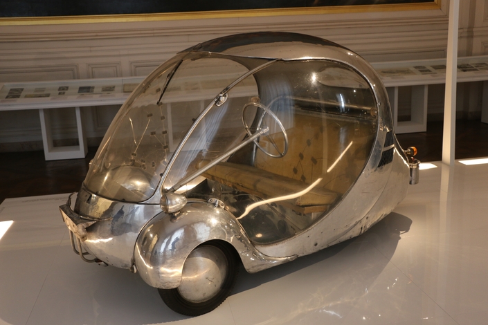 L'Oeuf d'Arzens, une géniale citadine électrique sortie en 1942, pied de nez à l'austérité ambiante grâce à son design ultramoderne et optimiste.