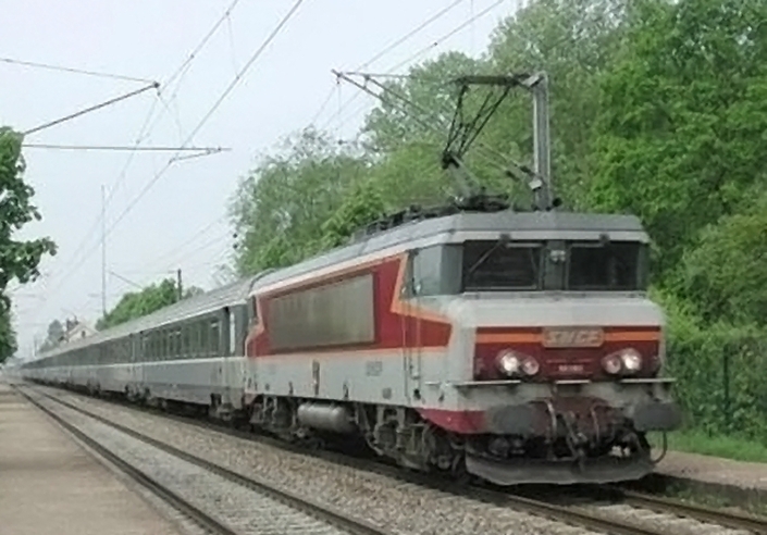 Une locomotive BB 15000 Capitole, dont le design très particulier est notamment dû à Paul Arzens.