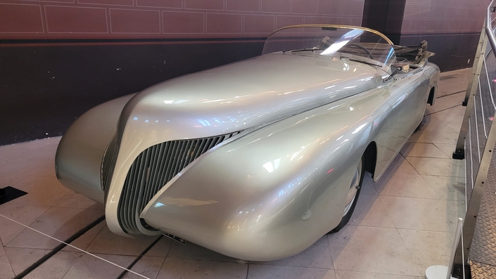 Visionnaire, Paul Arzens l'avait aussi été en 1938, en créant la Baleine, un immense cabriolet à carrosserie "ponton", une bonne décennie avant que celle-ci ne devienne une réalité commerciale.