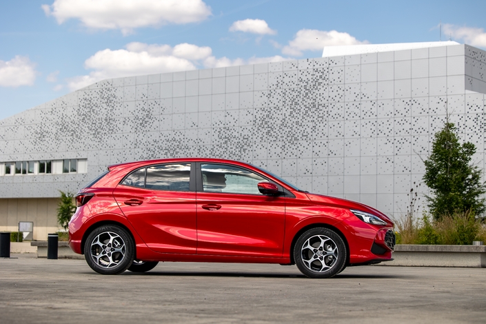La MG 3 est la plus petite MG commercialisée en France. Dans notre pays, elle n'a droit qu'à une seule motorisation, une hybride de 195 ch.