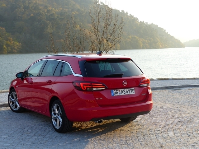 L'Opel Astra Tourer arrive en concession : la voiture de l'année enfile le sac à dos