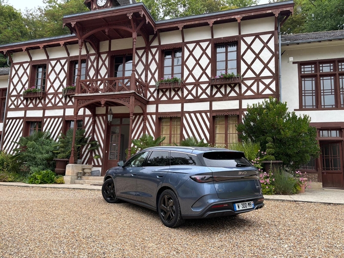 Avec sa haute ceinture de caisse haute, sa chute de pavillon et ses montants arrière dissimulés, la BYD Seal 6 affiche un style dynamique.