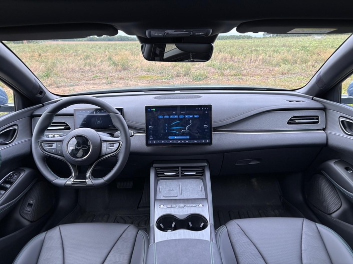 La présentation est ultra-simpliste. Si l'absence de bons vieux boutons pour la clim est dommageable, l'ergonomie de l'écran tactile n'est pas trop complexe…