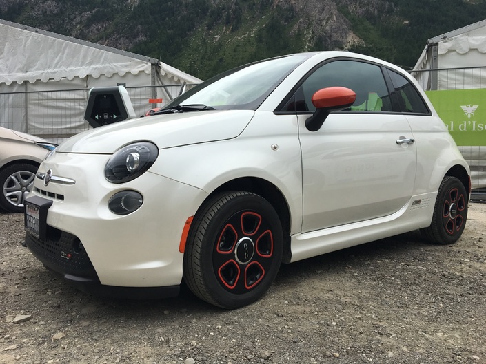 Fiat 500e, un petit parfum de Californie dans les Alpes - Vidéo en direct du Salon de Val d'Isère