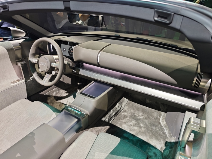 Pas de gros écrans partout, ouf ! Un seul prend place devant le conducteur, il fait 10,4 pouces de diagonale. Le reste du dessin est minimaliste, comme la carrosserie.
