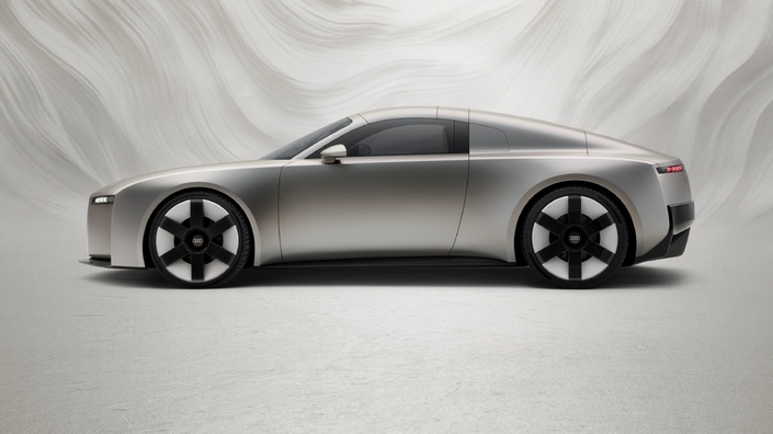 Le profil est presque d'un seul boc, très simple. Il rappelle un peu le concept Jaguar Type 00. Un peu. La longueur est de 4,52 m, ce qui en fait un coupé compact, mais bien plus grand que le premier TT, qui mesurait 4,04 m.