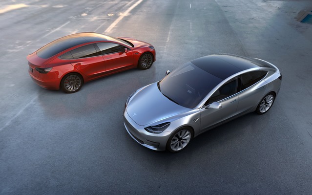 Plus de 115 000 exemplaires de la Model 3 auraient été commandés en 24 heures, alors que les livraisons ne commenceront que fin 2017 (et au printemps 2018 en Europe).