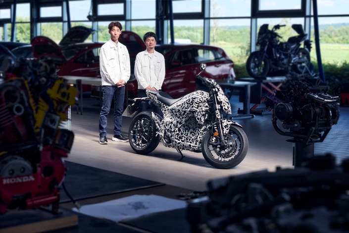 La première moto électrique Honda se montre un peu plus