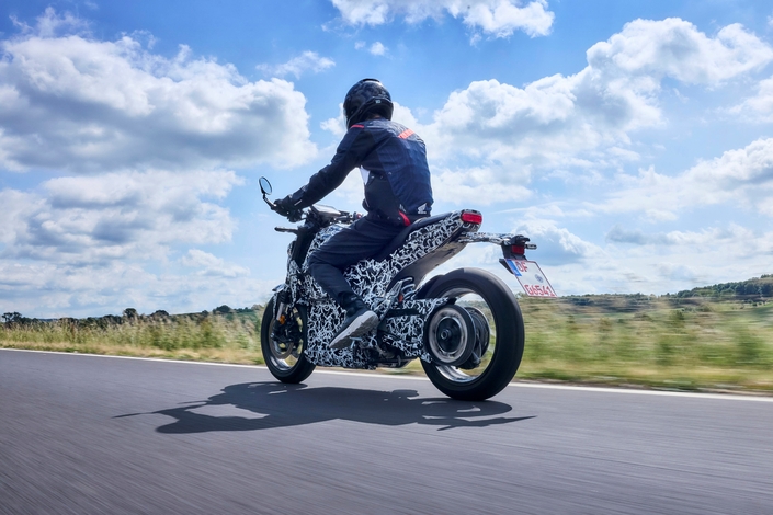 La première moto électrique Honda se montre un peu plus