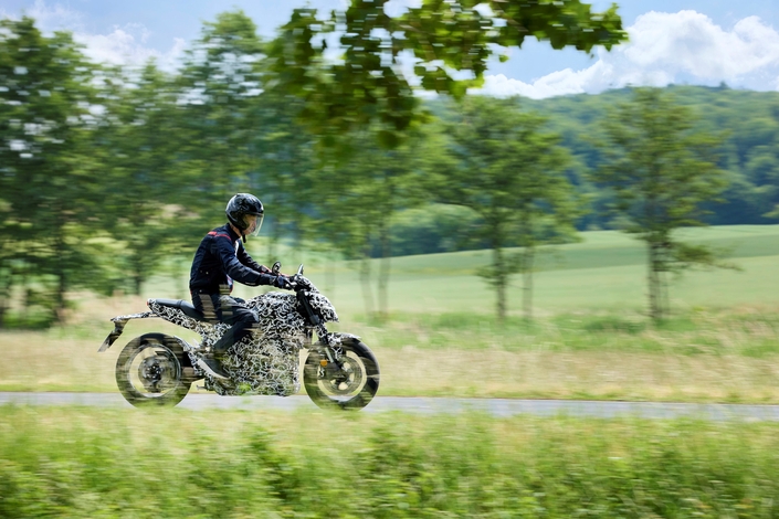 La première moto électrique Honda se montre un peu plus