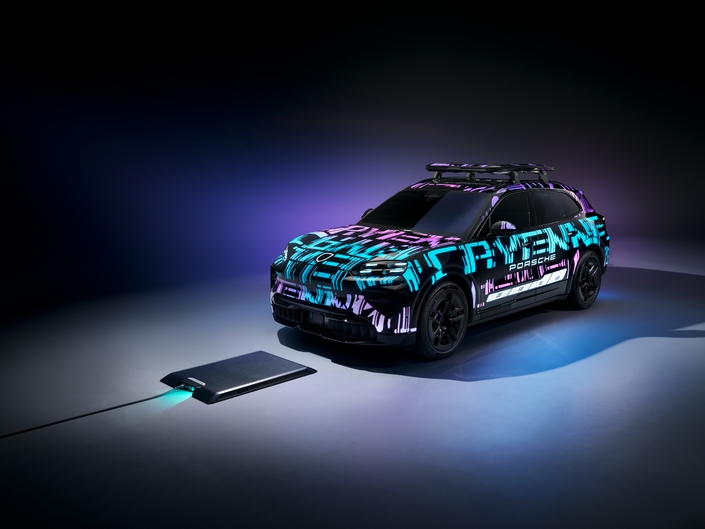 Ce show car dispose d'une incroyable carrosserie phosphorescente. Un système composé d'électrodes (500 mètres de câblage en tout!) et de matérieux electroluminescents, recouvert par 100 litres de vernis, "allume" les diverses inscriptions, parmi lesquelles des barres blanches au bas des portières indiquant la progression du niveau de charge de la batterie. Le tout s'avère inapplicable en série, mais c'est sacrément joli à voir!
