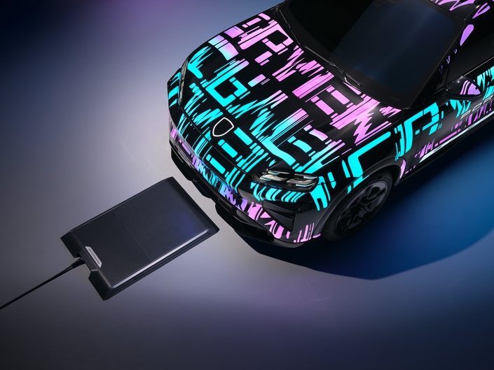 La plaque de recharge mesure 117 cm de long, pour 78 de large et 6 d’épaisseur, pour une cinquantaine de kilos. Comme une Wallbox, elle peut être déployé dans un garage comme à l’extérieur, ne craignant ni la pluie ni la neige.