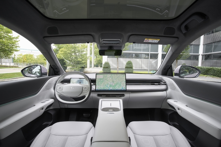 L'intérieur typique d'une voiture électrique est valorisant. On y retrouve du vrai cuir, de l'aluminium brossé et de beaux inserts.