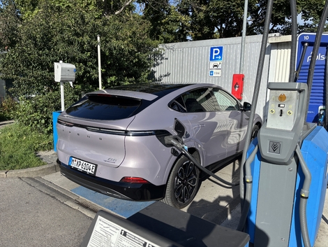 Nous avons réalisé ce test avec 17% de batterie sur une borne (DC) délivrant une puissance maxi de 300 kW.