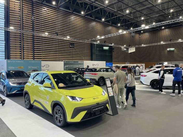 Les électriques, comme la petite Dolphin Surf, sont également présentes sur le stand.