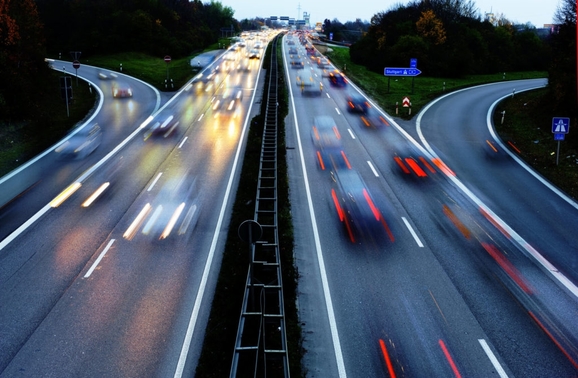 ...24 261 voitures emporuntent l'autoroute, pour un trajet moyen de 58,4 km.