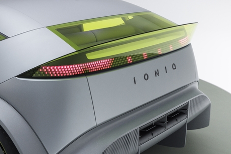 Le bandeau lumineux arrière est encapsulé dans l'imposant aileron.
