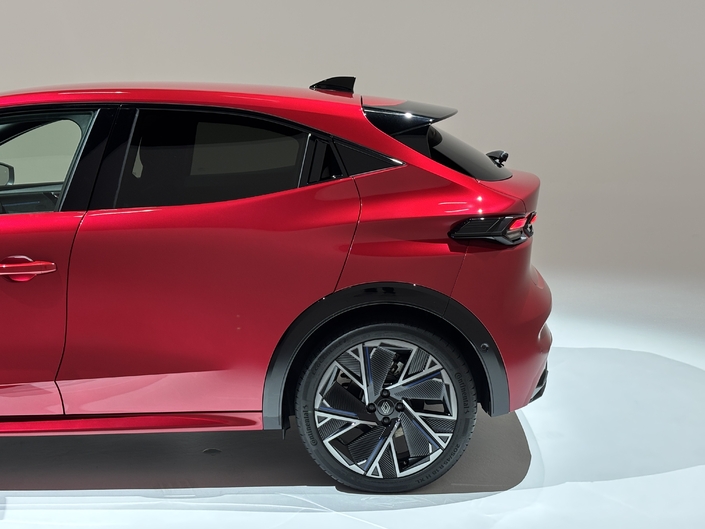 La chute de pavillon est l'une des particularités de cette nouvelle Clio.