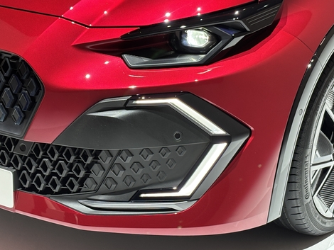 Optique très simple et feux de jour en forme de C, voici la nouvelle signature lumineuse de la Clio.