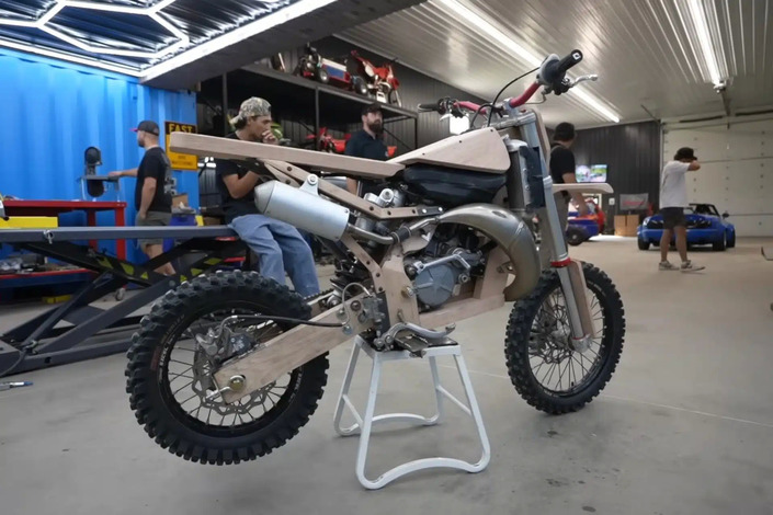 Un châssis en bois et un moteur de GasGas pour cette moto tout-terrain