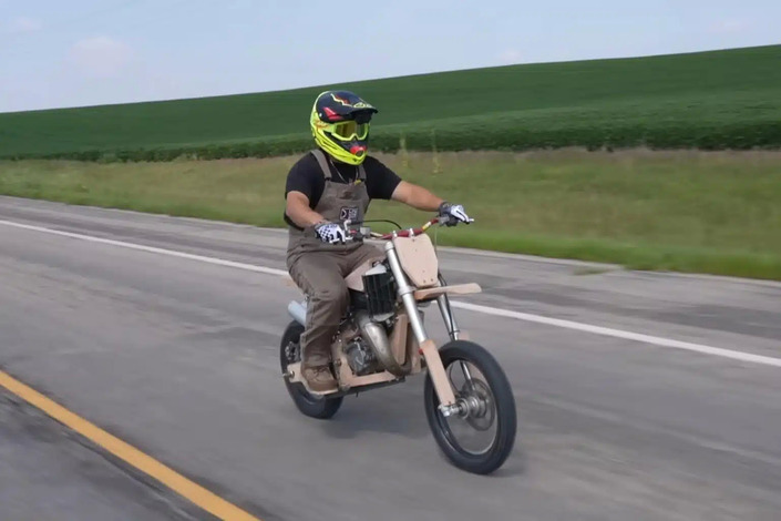 Un châssis en bois et un moteur de GasGas pour cette moto tout-terrain