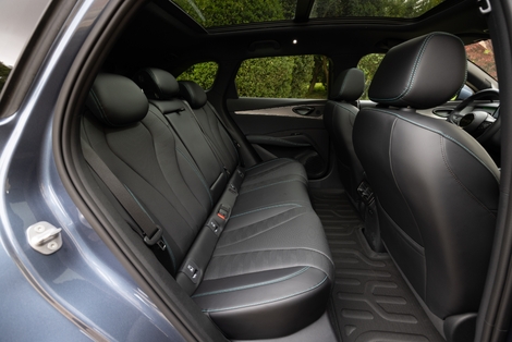 L'espace aux jambes est correct, donc supérieur à ce que propose une 308 mais on n'est pas mieux installé que dans une Golf ou une Leon, où l'on trouve plus de place pour les pieds et une banquette plus confortable.