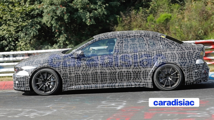 Essais à haute vitesse sur la piste du Nürburgring pour la BMW iM3. Si le poids important de l’auto ne facilite pas le travail des suspensions, la puissance développée par la motorisation électrique devrait permettre des performances élevées.