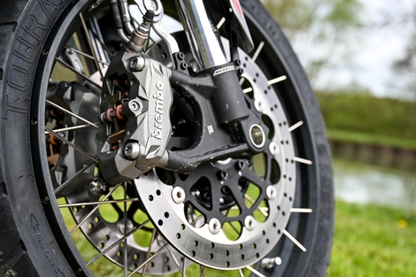 QJ Motor SRT 600 SX Touring, la petite bête qui démontre, qui démontre…