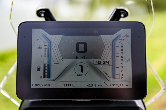 QJ Motor SRT 600 SX Touring, la petite bête qui démontre, qui démontre…
