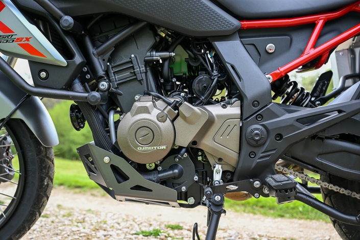 QJ Motor SRT 600 SX Touring, la petite bête qui démontre, qui démontre…