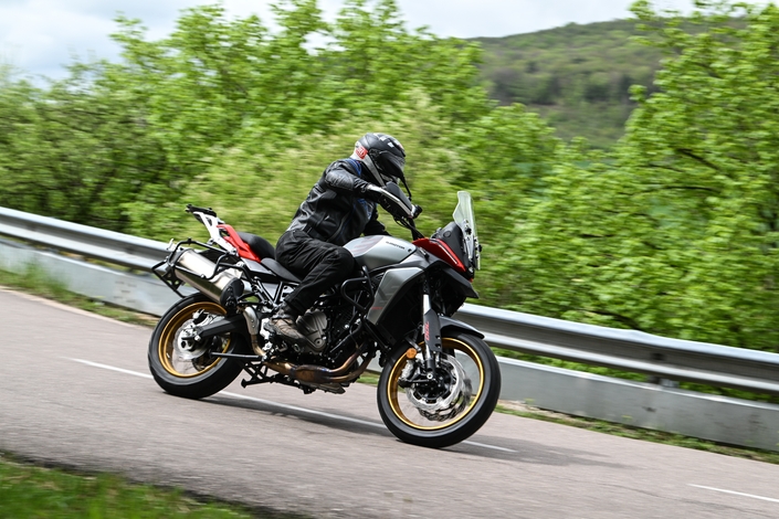 QJ Motor SRT 600 SX Touring, la petite bête qui démontre, qui démontre…