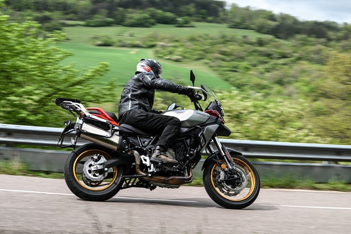QJ Motor SRT 600 SX Touring, la petite bête qui démontre, qui démontre…