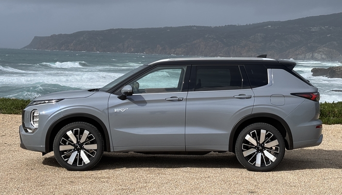 Le nouveau Mitsubishi Outlander est désormais remisé.