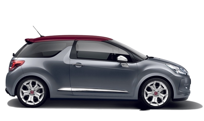 Le montant central en aileron de requin est une belle trouvaille, qui singularise le flanc de la Citroën DS3, ici en 2010.