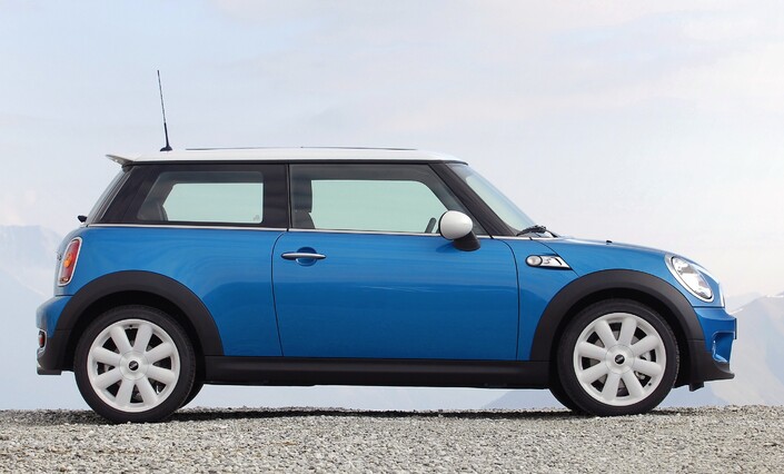 Profil typique et parfaitement équilibré pour la Mini Cooper S R56, dont les vitres latérales se passent d'encadrement pour plus de chic. Ici en 2007.