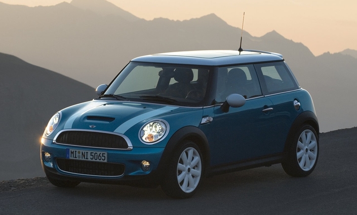 Fin 2006, la Mini R56 remplace la R53, en changeant très peu son allure et en conservant la plate-forme. Mais les moteurs, nouveaux, se dotent d'un turbo pour la première fois.