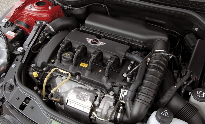 Dénommé Prince chez Mini, le 1,6 l turbo est pratiquement identique à celui de la DS3, donc présente les mêmes défauts, eux aussi corrigés pour la plupart sur les exemplaires soignés.