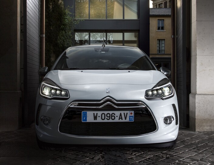 En 2014, la Citroën DS3 modifie ses projecteurs et voit son moteur grimper à 165 ch tout en augmentant sa fiabilité.