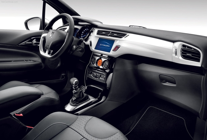 Planche de bord sympa pour la Citroën DS3, même si elle pourrait davantage se distinguer de celle d'une C3. Ici en 2009.