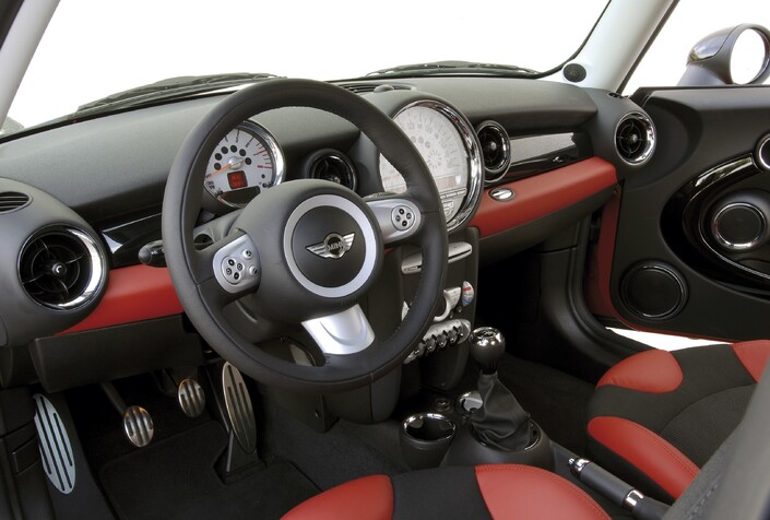S'il se différencie peu de celui de la R50, le tableau de la Mini Cooper S R56 demeure très séduisant et profite d'une jolie qualité de fabrication.